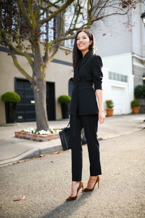 Chica delgada con blusa y pantalón de vestir negros