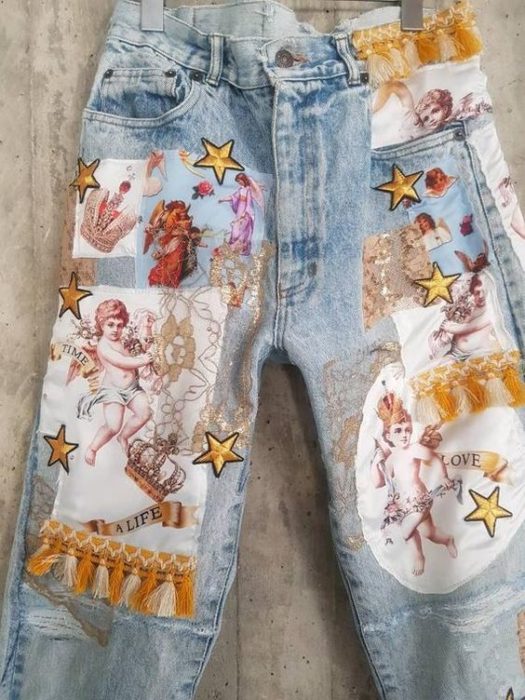 Pantalón de mezclilla con parches de ángeles