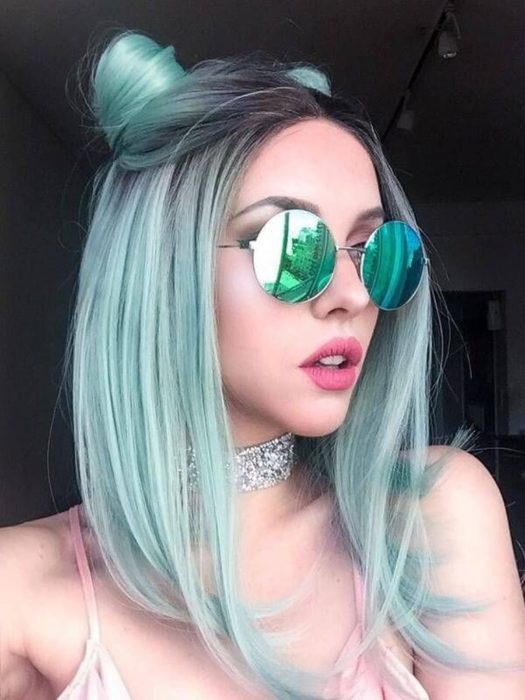 Chica con el cabello teñido de color azul con la raíz negra 