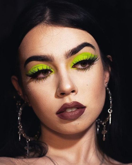 Chica con sombra neón verde y labial café