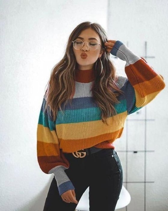Suéter de colores otoñales a rayas con tonos, amarillo, naranja, gris y azul