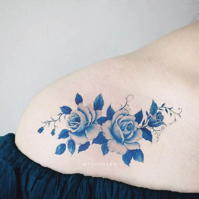 Tatuaje  de rosas sobre el hombro en tonos azules