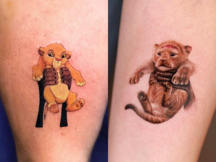 Tatuaje de Disney en el brazo, El rey león, Rafiki cargando a Simba