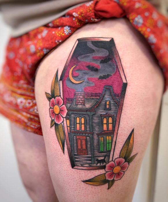 Tatuajes de la película de brujas Hocus Pocus; tatuaje de casa embrujada en la pierna