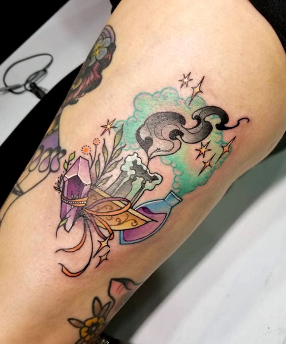 Tatuajes de la película de brujas Hocus Pocus; tatuaje de vela, cristales y poción mágica en la pierna