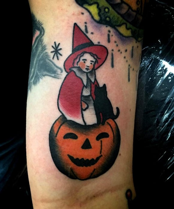 Tatuajes de la película de brujas Hocus Pocus; tatuaje de niña bruja con gato negro en una calabaza de Halloween