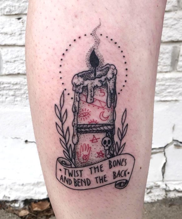 Tatuajes de la película de brujas Hocus Pocus; tatuaje de vela en la pierna