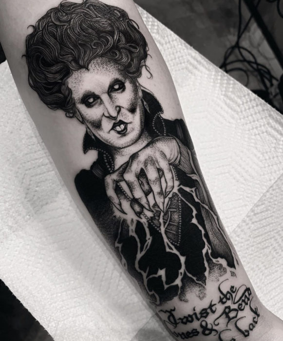 Tatuajes de la película de brujas Hocus Pocus; Winifred Sanders, tatuaje en el brazo de bruja oscura