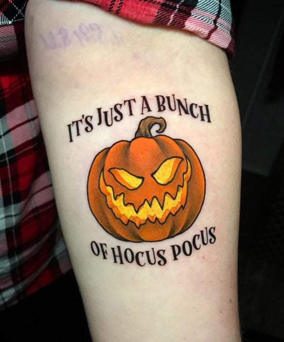 Tatuajes de la película de brujas Hocus Pocus; tatuaje de calabaza de Halloween en el brazo