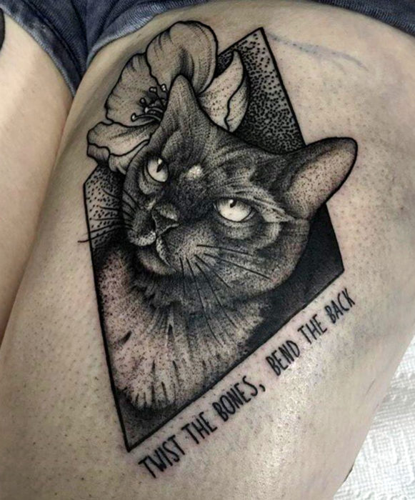 Tatuajes de la película de brujas Hocus Pocus; tatuaje de gato negro en la pierna