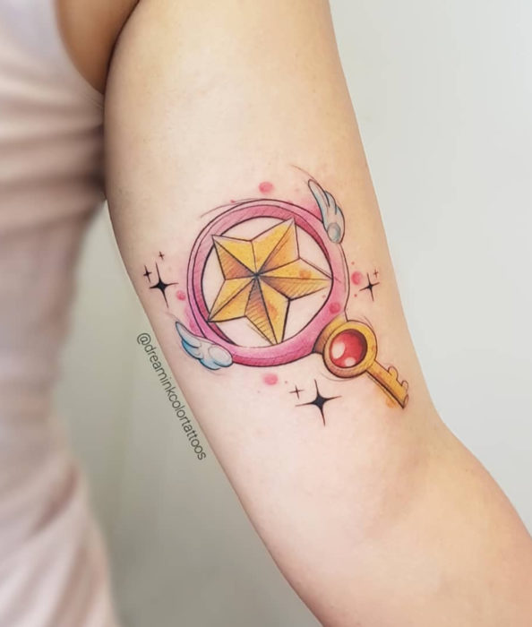 Tatuaje de Sakura Card Captor en el brazo, llave del sello