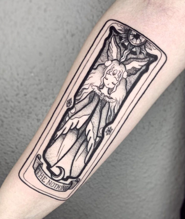 Tatuaje de Sakura Card Captor en el brazo, Carta Clow, The Nothing, La nada, líneas de contorno