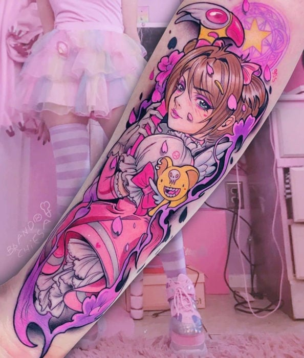Tatuaje de Sakura Card Captor kawaii a color en el brazo