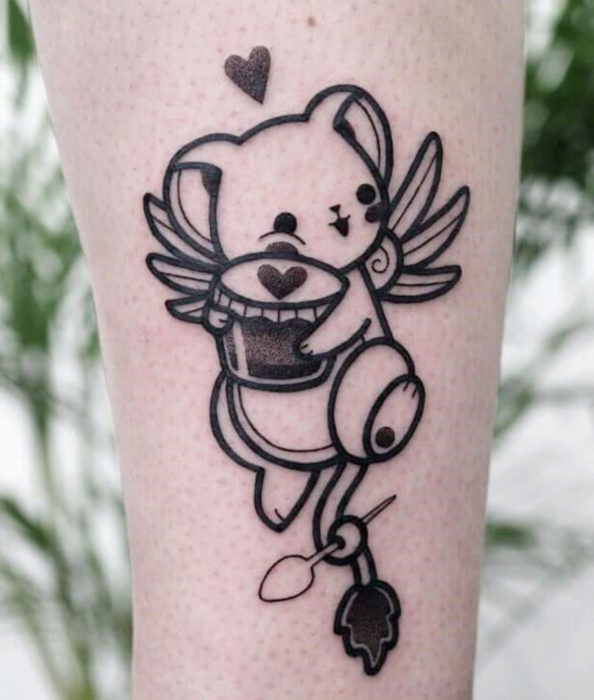 Tatuaje de Sakura Card Captor en el brazo, Kero en líneas de contorno abrazando comida