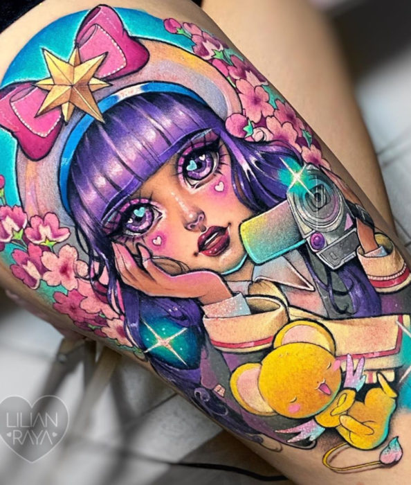 Tatuaje de Sakura Card Captor kawaii a color en la pierna, Tomoyo con su cámara y Kero comiendo pastel, Lilian Raya