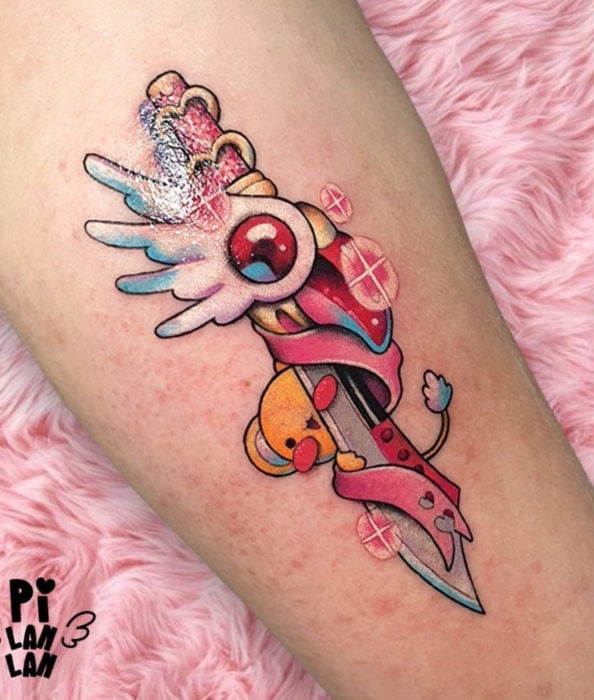 Sakura Card Captor Tattoo am Bein, Jero mit Siegelschlüssel und Schwert