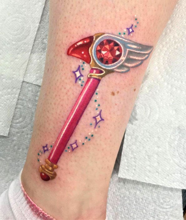 Tatuaje de Sakura Card Captor en la pierna, llave sello
