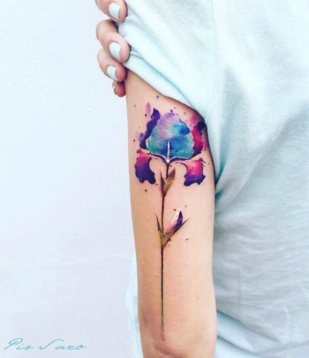 Diseños bonitos de tatuajes de acuarelas; tatuaje de flor en el brazo