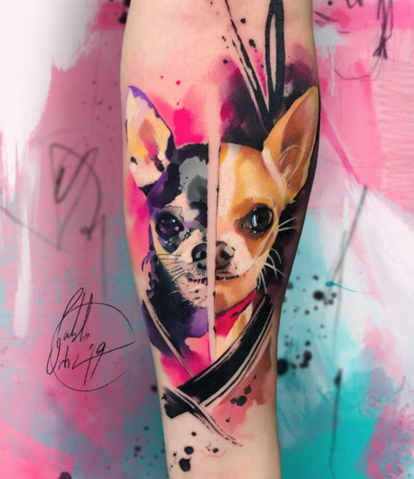 Diseños bonitos de tatuajes de acuarelas; tatuaje de perros chihuahueños en el brazo