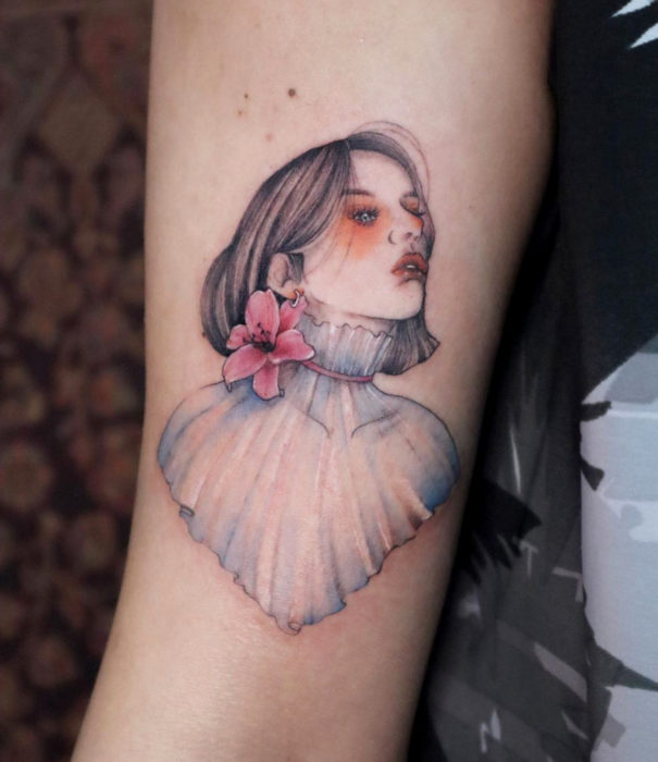 Diseños bonitos de tatuajes de acuarelas; tatuaje de mujer en el brazo