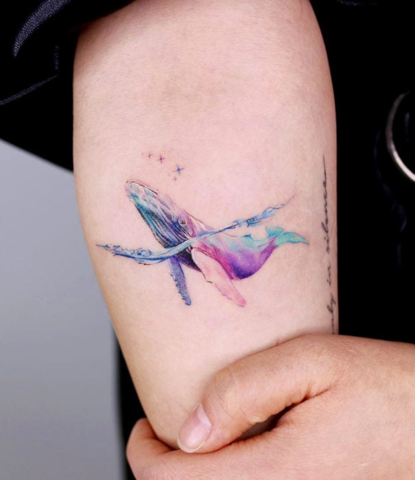 Diseños bonitos de tatuajes de acuarelas; tatuaje de ballena en el brazo