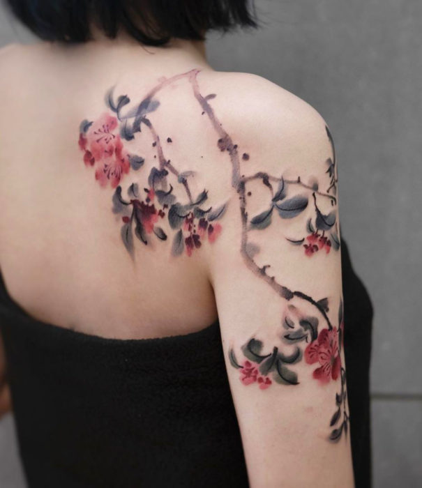 Diseños bonitos de tatuajes de acuarelas; tatuaje de flores en la espalda, hombro y brazos