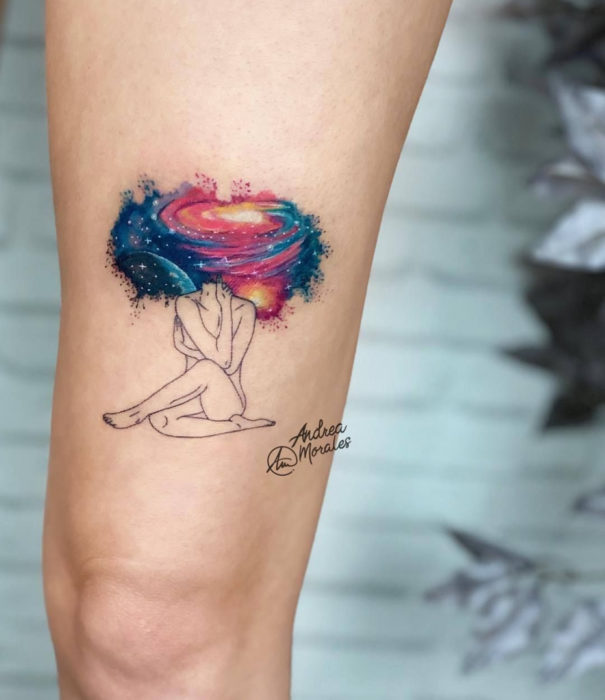 Diseños bonitos de tatuajes de acuarelas; tatuaje de mujer con cabeza de universo