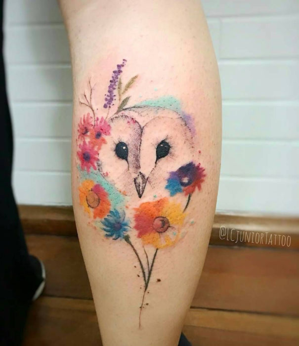 Diseños bonitos de tatuajes de acuarelas; tatuaje de búho con flores en la pierna