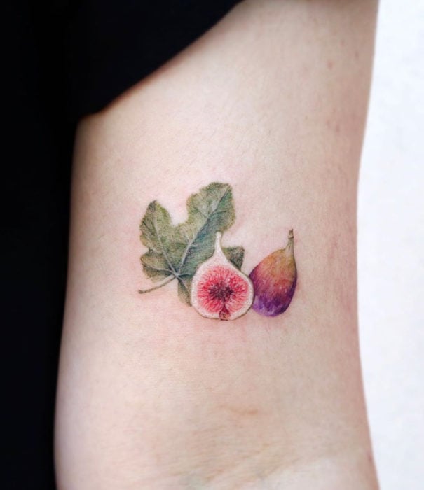 Diseños bonitos de tatuajes de acuarelas; tatuaje de higo en el brazo