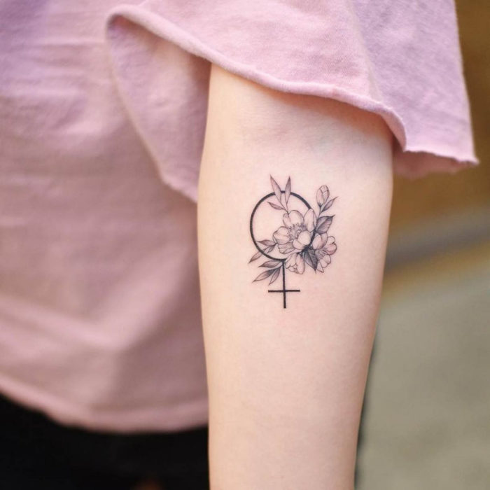 Tatuaje mini, pequeño de flores femeninas en el brazo