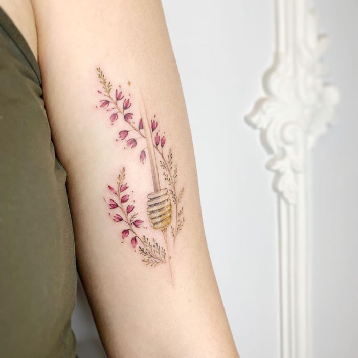 Tatuaje mini, pequeño de flores femeninas rosas con miel en el brazo