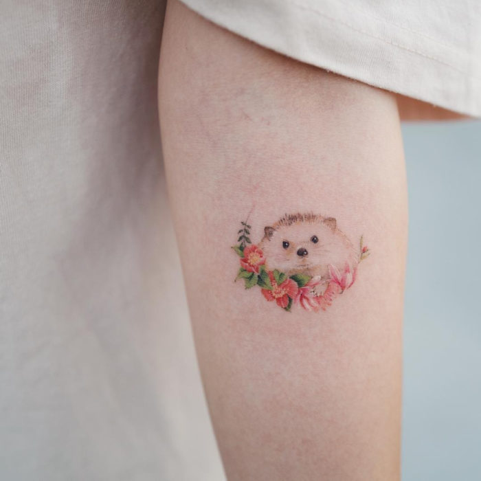 Tatuaje mini, pequeño de flores femeninas rosas con erizo en el brazo