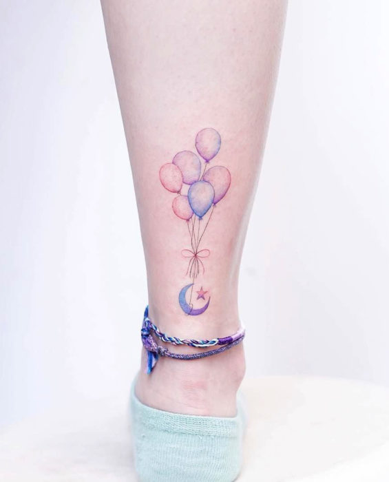 Tatuaje de Luna y globos de colores pastel en el tobillo