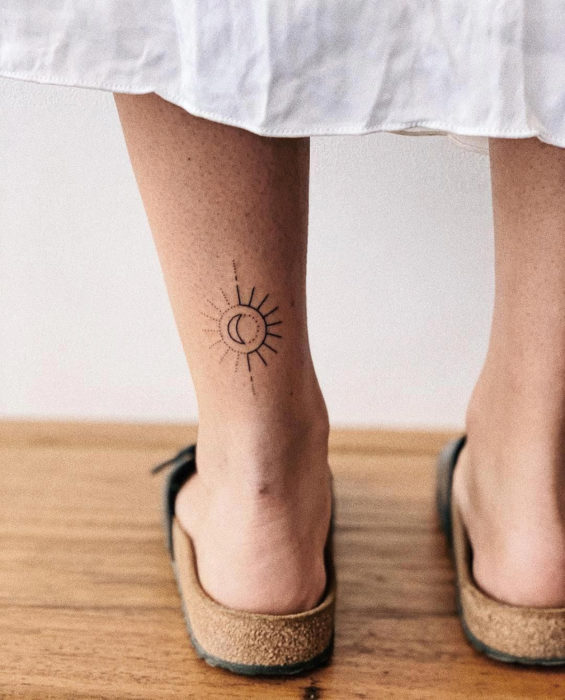 Tatuaje de sol en el tobillo