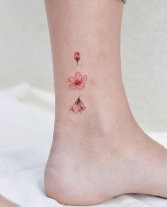 Tatuaje de flor de cerezo en el tobillo