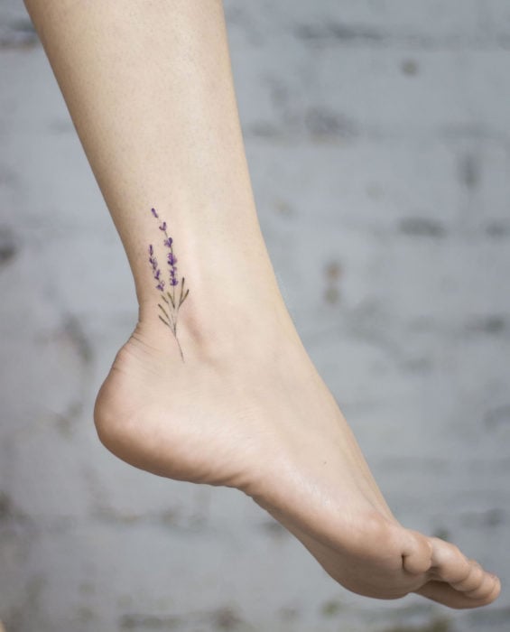 Tatuaje de lavanda en el tobillo