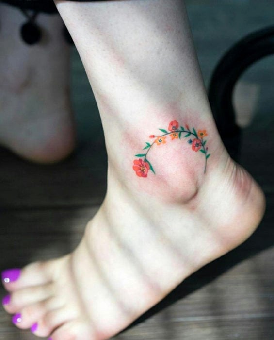 Tatuaje de flores rosas en el tobillo