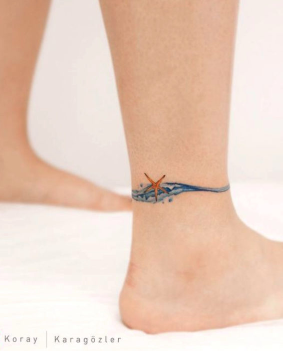 Tatuaje de ola y estrella de mar en el tobillo