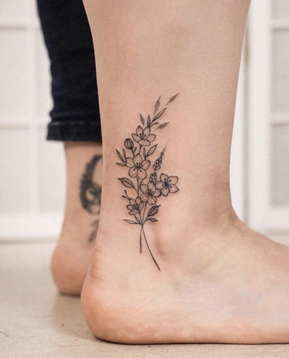 Tatuaje de flores en el tobillo