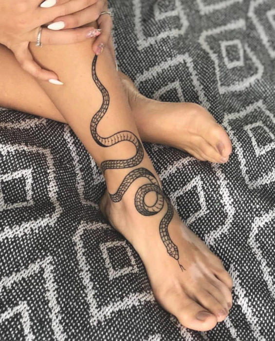 Tatuaje de serpiente negra en el tobillo