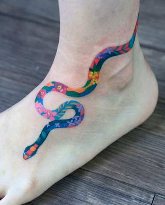 Tatuaje de serpiente de colores en el tobillo