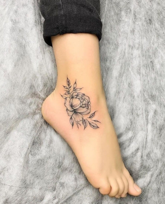 Tatuaje de flor, rosa en el tobillo