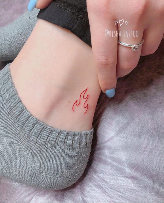 Tatuaje de flama minimalista en el tobillo