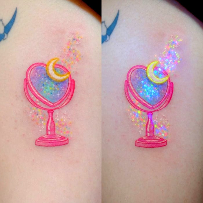 Tatuadora hace tatuajes bonitos, delicados y femeninos que brillan; tatuaje de espejo en forma de corazón con destellos y luna