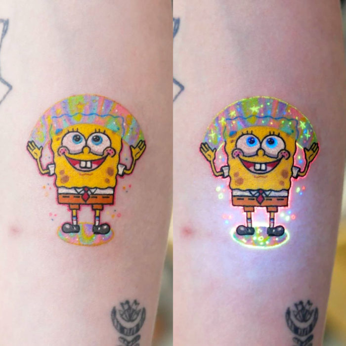 Tatuadora hace tatuajes bonitos, delicados y femeninos que brillan; tatuaje de Bob Esponja con arcoíris con destellos en el brazo