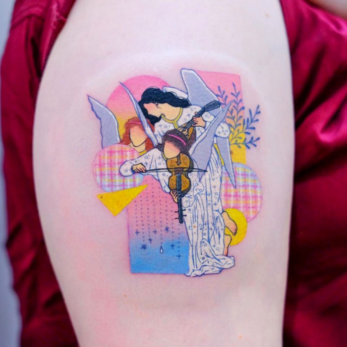 Tatuadora hace tatuajes bonitos, delicados y femeninos que brillan; tatuaje de pintura de William Adolphe, La canción de los ángeles color rosa pastel en el brazo