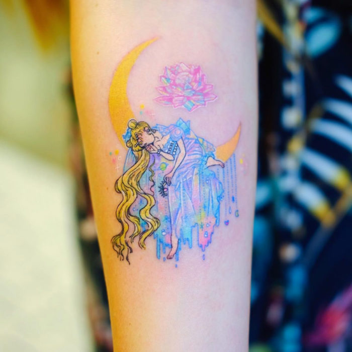 Tatuadora hace tatuajes bonitos, delicados y femeninos que brillan; tatuaje de Sailor Moon, Reina Serenity en la luna con vestido de colores rosa, morado y azul pastel