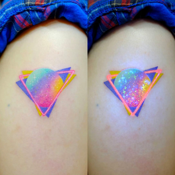 Tatuadora hace tatuajes bonitos, delicados y femeninos que brillan; tatuaje de planeta de colores pastel en el brazo