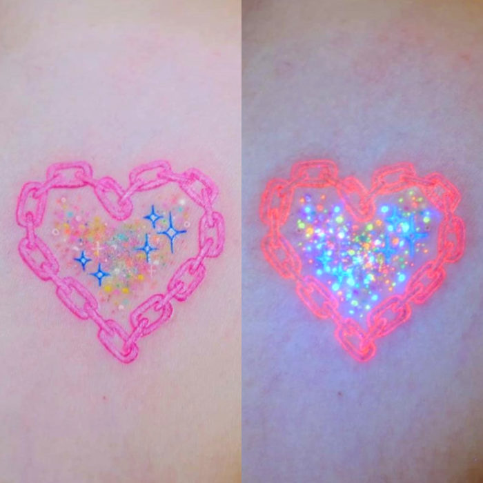 Tatuadora hace tatuajes bonitos, delicados y femeninos que brillan; tatuaje de cadena en forma de corazón con destellos de colores pastel