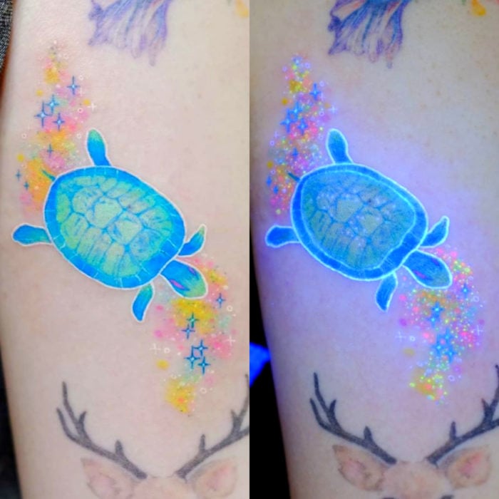 Tatuadora hace tatuajes bonitos, delicados y femeninos que brillan; tatuaje de tortuga color azul pastel en el brazo